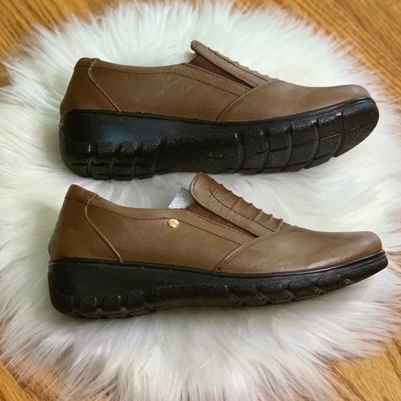 Easy Street Women's Slip On Proctor Flat, Tan/Gore, 6.5 M - Picture 5 of 9